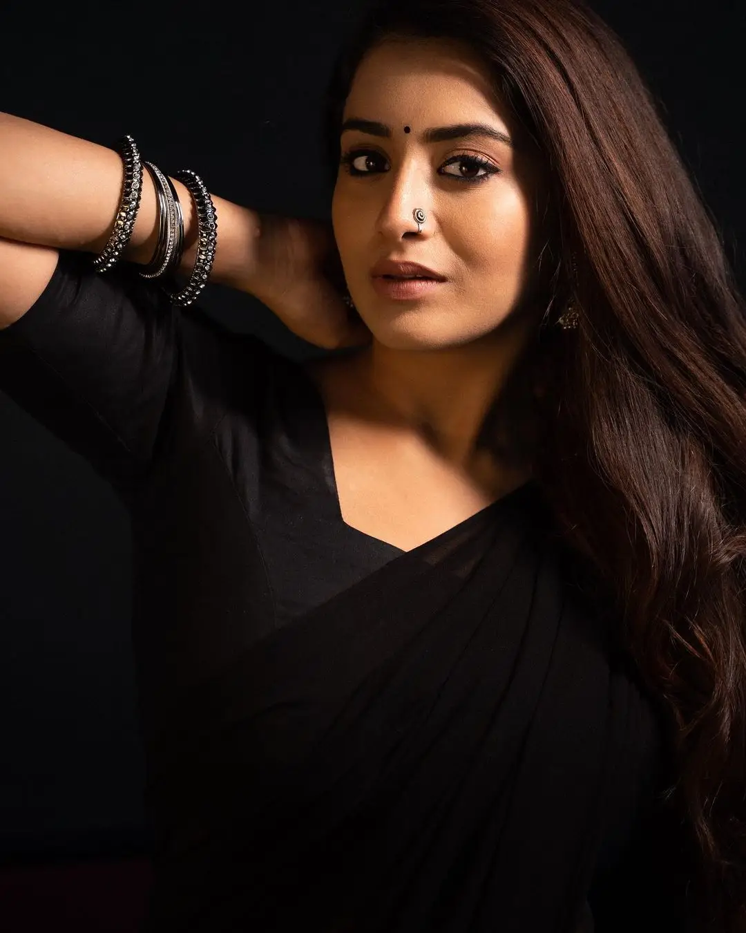 Rashi Singh Long Hair Photos in Black Saree